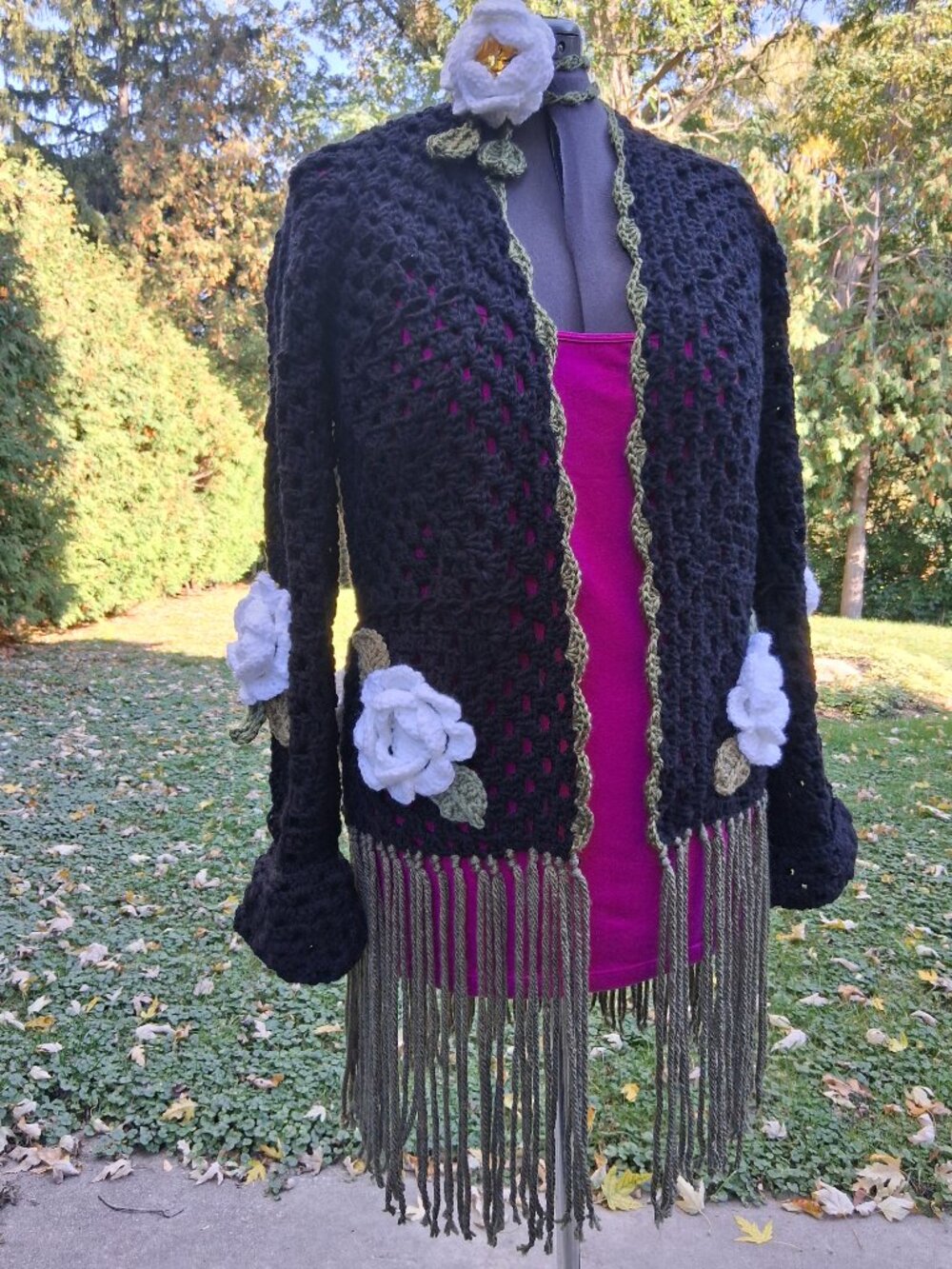 Black Granny Square Fringe with White Roses Sweater and Rose Wrap Necklace L.XL - Picture 3 of 12